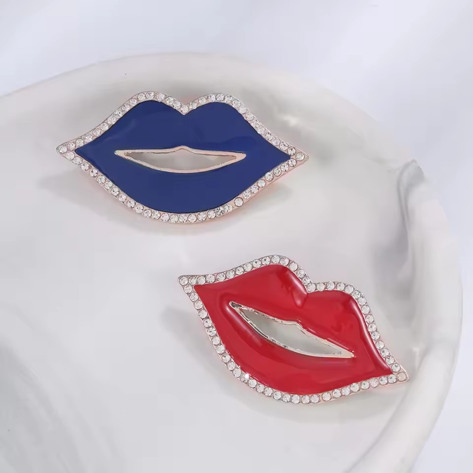 1pc Lips QUEEN Brooch for Wome - Embroidery Lips recension och pris
